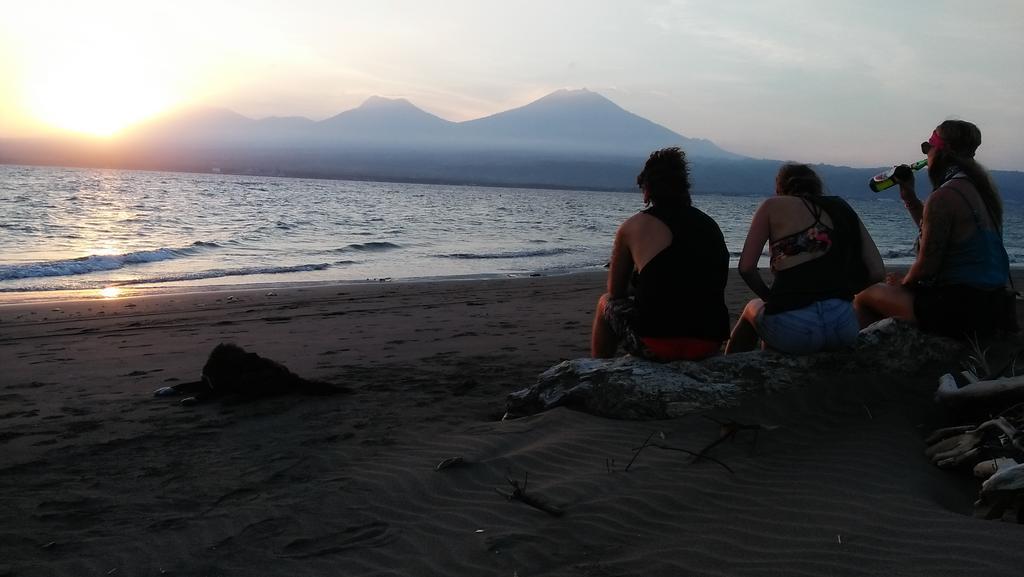 The Arya Guest House Gilimanuk Buitenkant foto